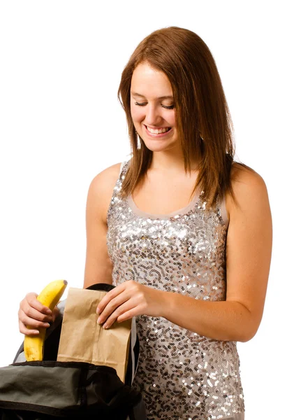 Menina adolescente embalando almoço saudável para a escola isolada no branco — Fotografia de Stock