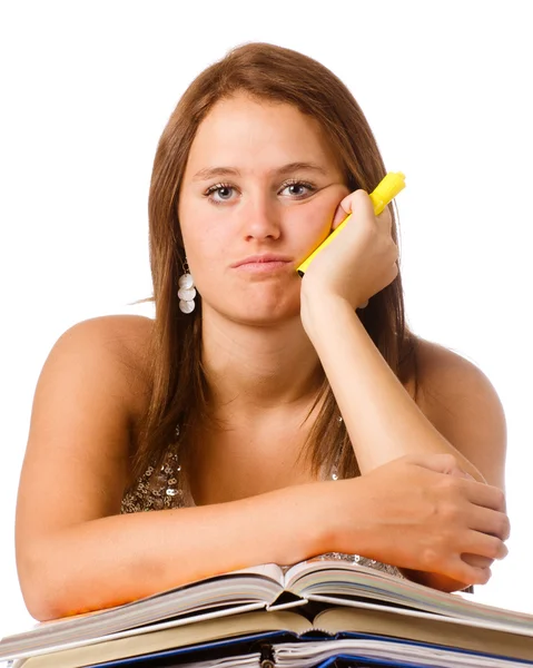 Скучная девочка-подросток учится с учебниками, изолированными на белом — стоковое фото