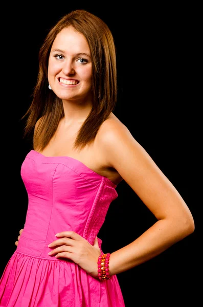 Πορτρέτο ευτυχής χαμογελαστοί έφηβη σε ροζ φόρεμα που απομονώνονται σε λευκό — Stockfoto