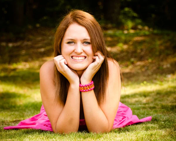 Latem portret szczęśliwy uśmiechający się ładny nastoletnie dziewczyny na zewnątrz — Zdjęcie stockowe