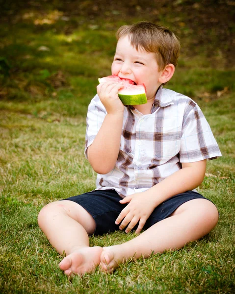 Retrato de verano de un niño pequeño y lindo comiendo sandía al aire libre —  Fotos de Stock