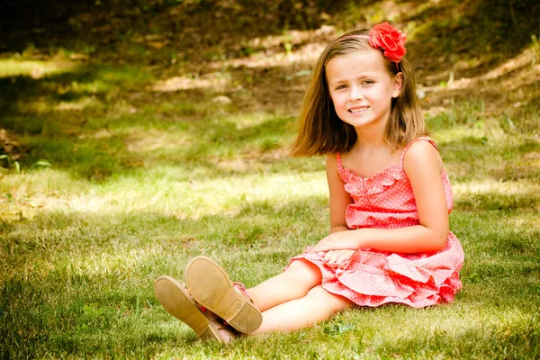 Zomer kind portret van glimlachen vrij jong meisje buitenshuis — Stockfoto