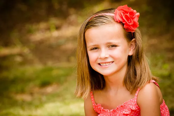 Sommar barn porträtt av leende ganska ung flicka utomhus — Stockfoto