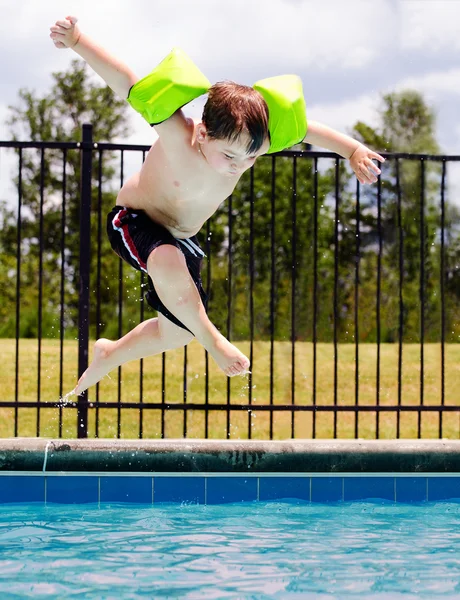 Παιδί, άλμα στην πισίνα, ενώ πρόκειται για κολύμπι εκδρομή κατά τη διάρκεια του καλοκαιριού — Φωτογραφία Αρχείου