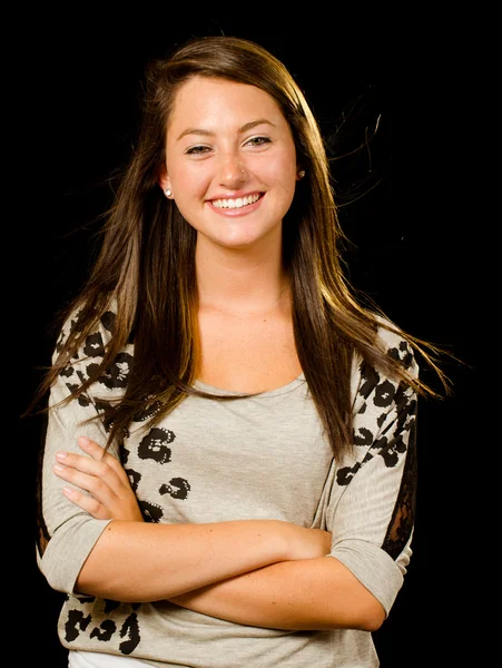 Retrato de menina adolescente feliz muito sorridente isolado em preto — Fotografia de Stock