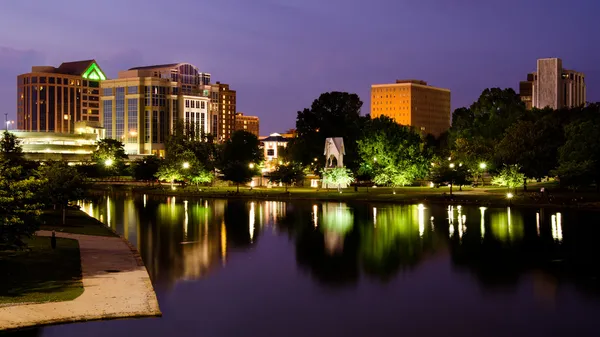 Városképet gazdagító épületnek szánták jelenet a belváros Huntsville, Alabama, a tavaszi nagy Park, naplemente után — Stock Fotó