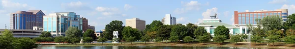Panorámás városkép a downtown Huntsville, Alabama a nagy tavaszi Park — Stock Fotó