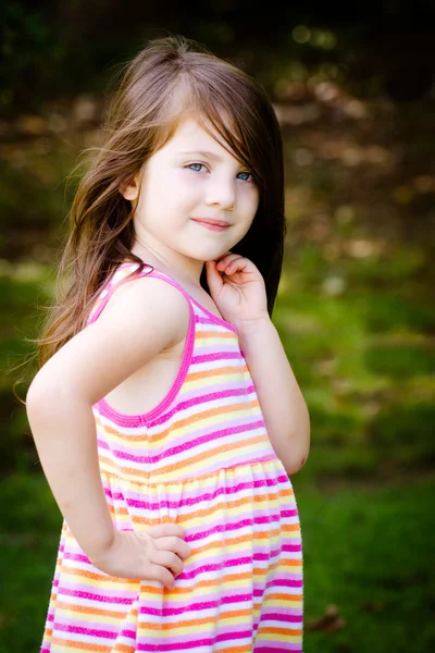 Venkovní portrét roztomilá mladá dívka v parku — Stock fotografie