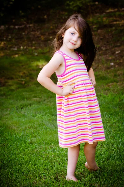 Utomhus porträtt av söt ung flicka i parken — Stockfoto
