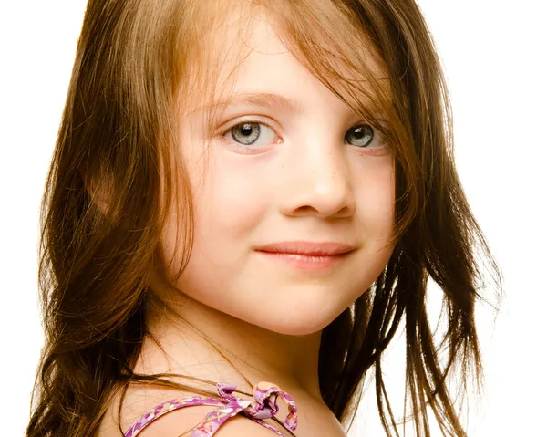 Porträtt av en vacker liten flicka isolerad på vit bakgrund. — Stockfoto
