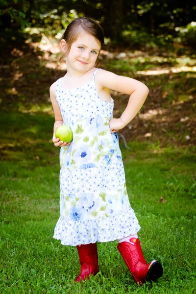 Retrato al aire libre de niña linda sosteniendo manzana para merienda saludable en el parque —  Fotos de Stock