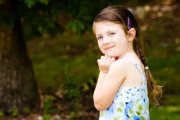 Outdoor portrait of cute young girl in park — Stockfoto