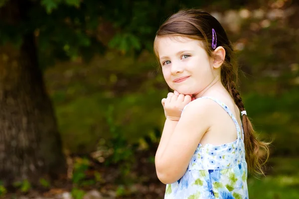 Portrait extérieur de mignonne jeune fille dans le parc — Photo