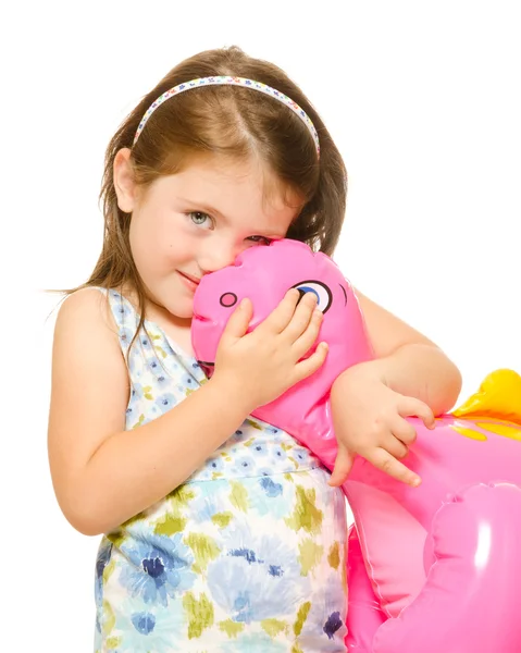 Retrato de una hermosa niña abrazando a un dinosaurio de juguete aislado sobre fondo blanco . — Foto de Stock