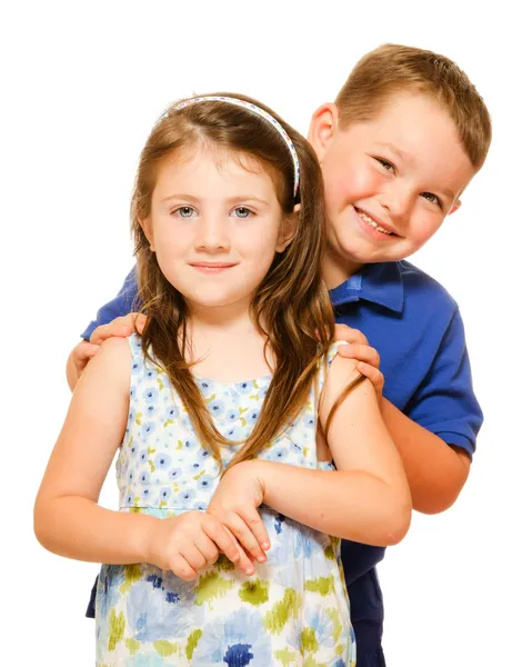 Beyaz izole iki mutlu çocuk portresi — Stok fotoğraf
