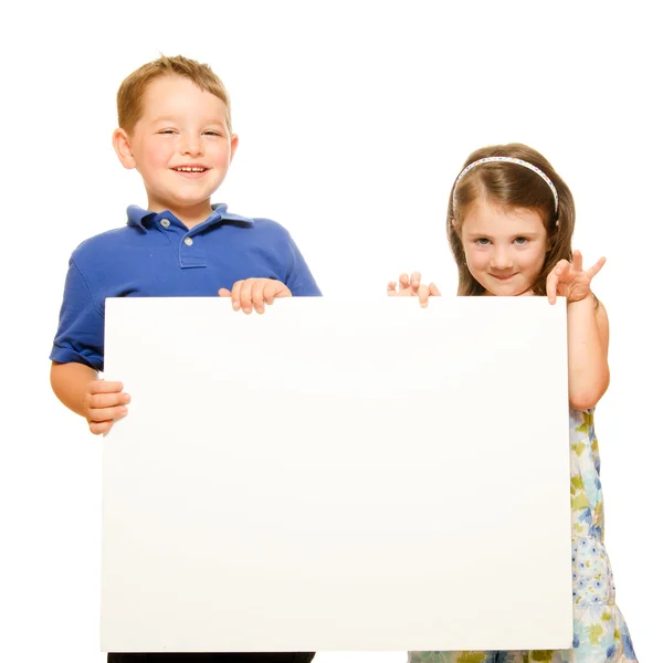 Retrato de crianças segurando sinal em branco com espaço para texto isolado em branco — Fotografia de Stock