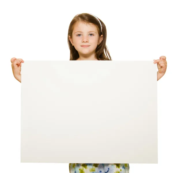 Portret van een mooi klein meisje bedrijf leeg bord met ruimte voor tekst geïsoleerd op witte achtergrond. — Stockfoto