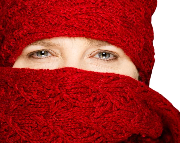 Conceito de inverno com mulher de meia-idade envolto em lenço vermelho — Fotografia de Stock