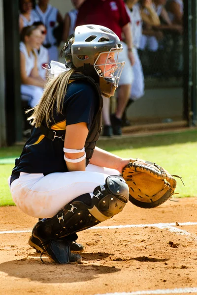 Chica adolescente jugando softbol en juego organizado —  Fotos de Stock