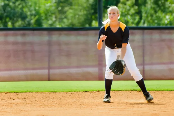 Menina adolescente jogando softball no jogo organizado — Fotografia de Stock