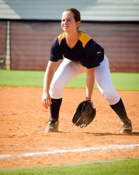 Teen flicka spela softball i organiserat spel — Stockfoto