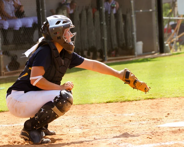 Menina adolescente jogando softball no jogo organizado — Fotografia de Stock