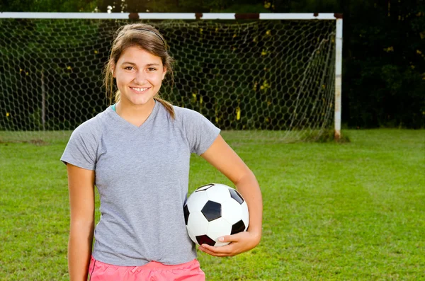 Portrét dospívající dívka fotbal hráče na hřišti — Stock fotografie