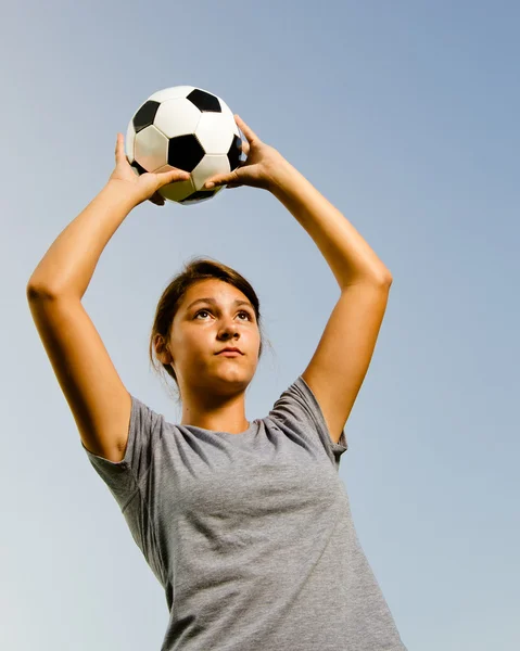 十几岁的女孩在踢足球时抛球 — 图库照片