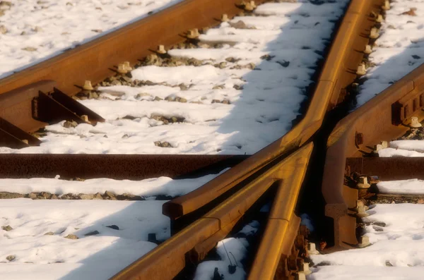 Los rieles oxidados en la nieve — Foto de Stock