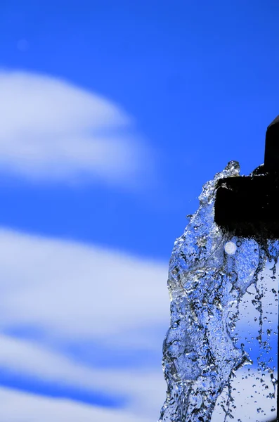 Bolhas de água na frente do céu azul — Fotografia de Stock