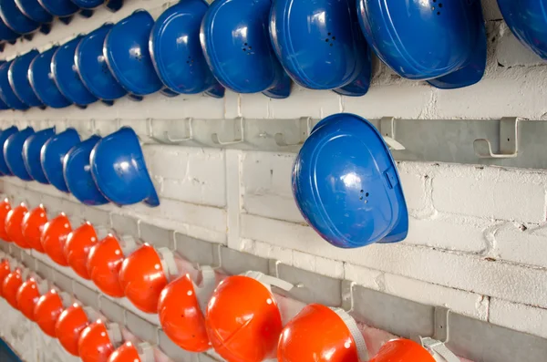 Blaue und orangefarbene Helme — Stockfoto