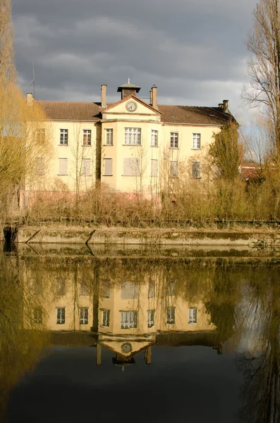 Zweistöckige Villa spiegelt sich im Wasser — Stockfoto