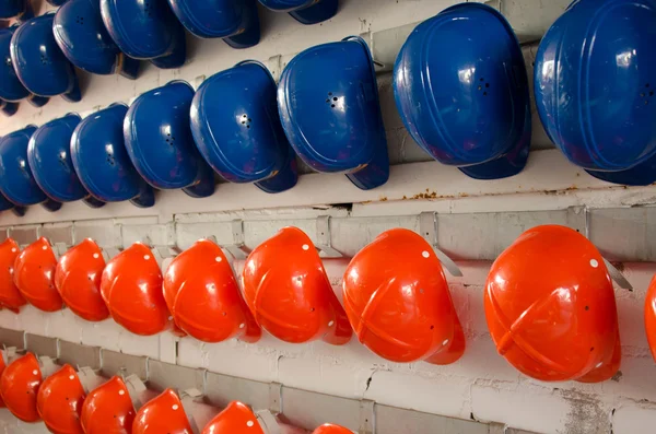 Сине-оранжевые шлемы — стоковое фото