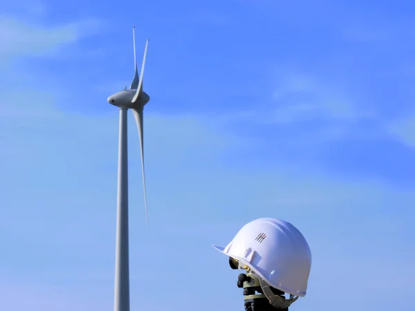 Windkraftanlage und Helm — Stockfoto