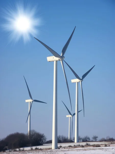 Ветряная турбина на солнце — стоковое фото