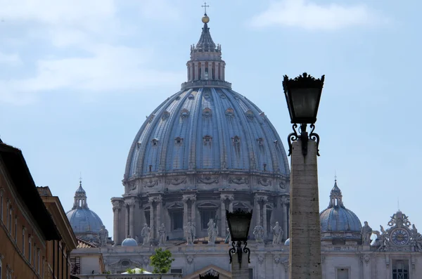 Kopułę Bazyliki Świętego Piotra w Rzymie — Zdjęcie stockowe