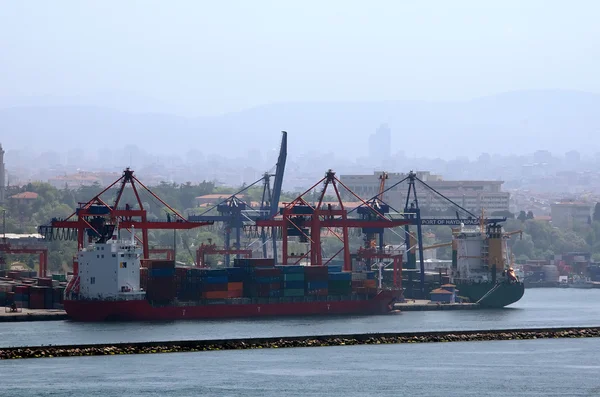 O porto industrial de Istambul — Fotografia de Stock