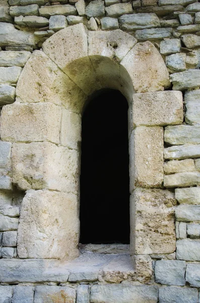 Fenster in der alten Steinmauer — Stockfoto