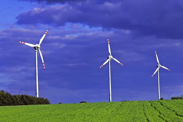 Три ветряные турбины перед бурей — стоковое фото