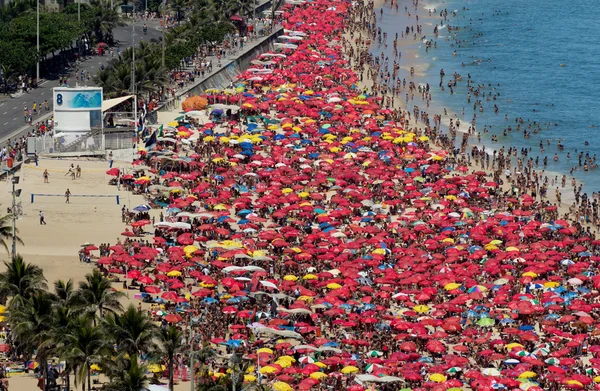 Sunny Carnival dag på Ipanema Beach – stockfoto