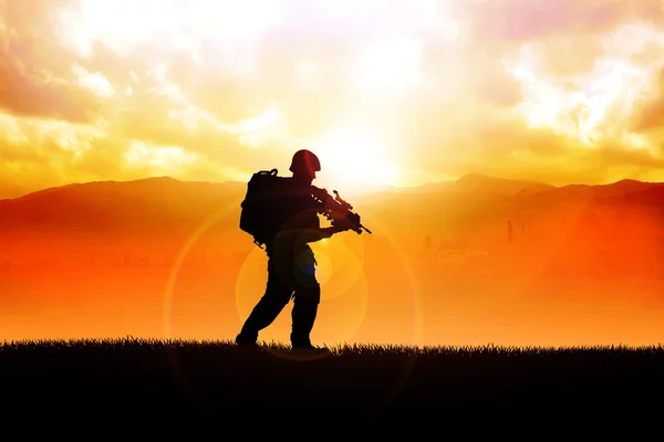 Солдат в патруле — стоковое фото