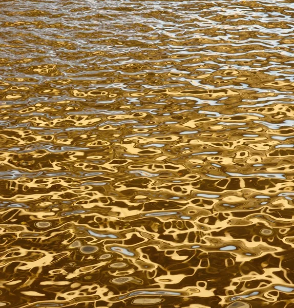 Goldenes Wasser — Stockfoto