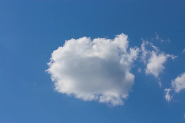Flauschige Wolke — Stockfoto