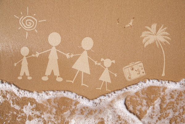 Летние семейные каникулы, на мокрой песчаной текстуре
