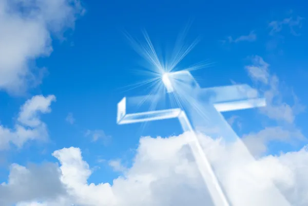 Irradiando brilhante cruz branca no céu — Fotografia de Stock
