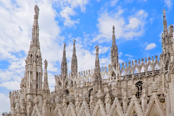 밀라노의 대성당의 첨탑 들 — 스톡 사진