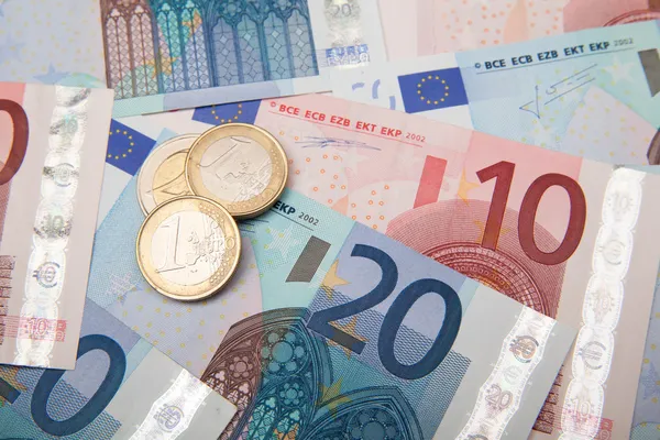 Euro-Münzen und Banknoten — Stockfoto