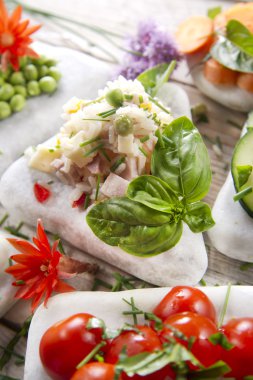 Yassı taş olarak sunulan soğuk pirinç