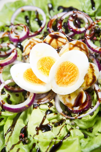 Яйца и салат — стоковое фото