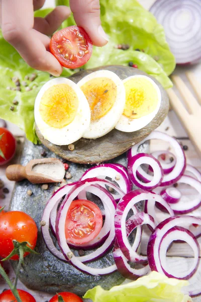 Ovos e salada — Fotografia de Stock